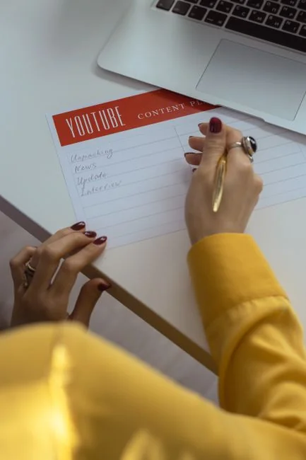 Planner ouvert sur un bureau avec une note manuscrite Holiday Email Marketing Series.